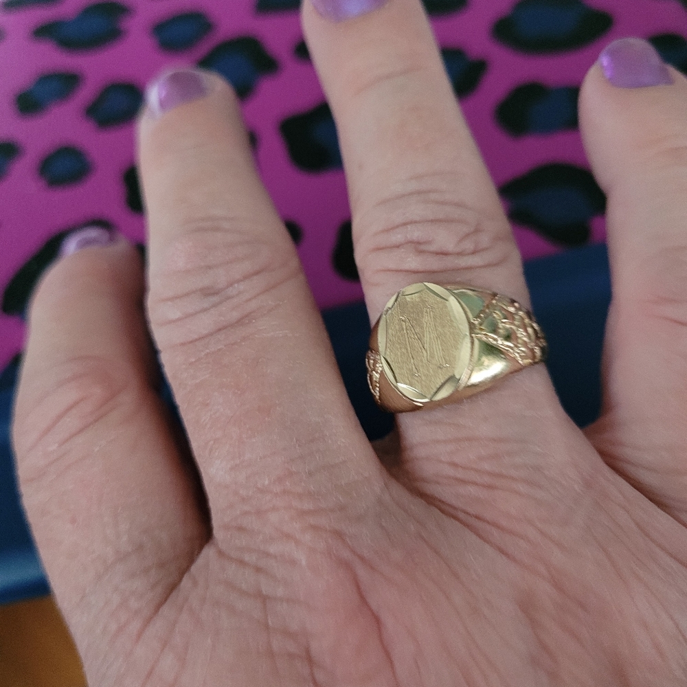 Signet mens initial "M" 10 kt. gold nugget ring